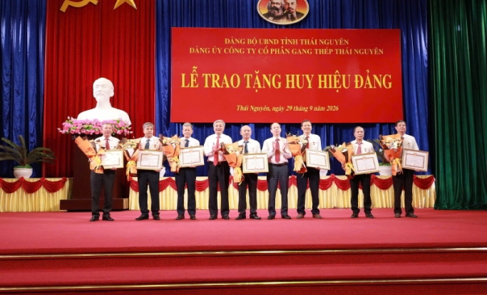 ĐỒNG CHÍ TRỊNH MINH SƠN VINH DỰ ĐƯỢC NHẬN HUY HIỆU 35 NĂM TUỔI ĐẢNG